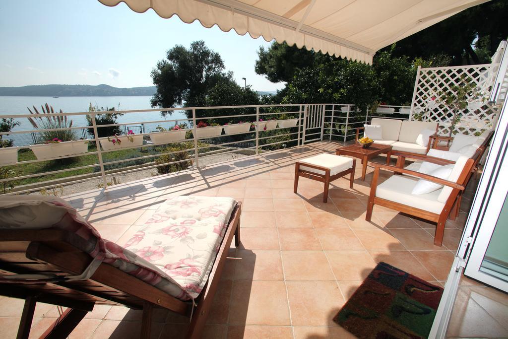 Gem Of The Sea Luxury Beach Apartment With Brand New Heating Infinity Pool トロギール エクステリア 写真