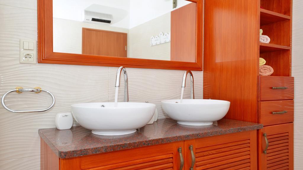 Gem Of The Sea Luxury Beach Apartment With Brand New Heating Infinity Pool トロギール エクステリア 写真