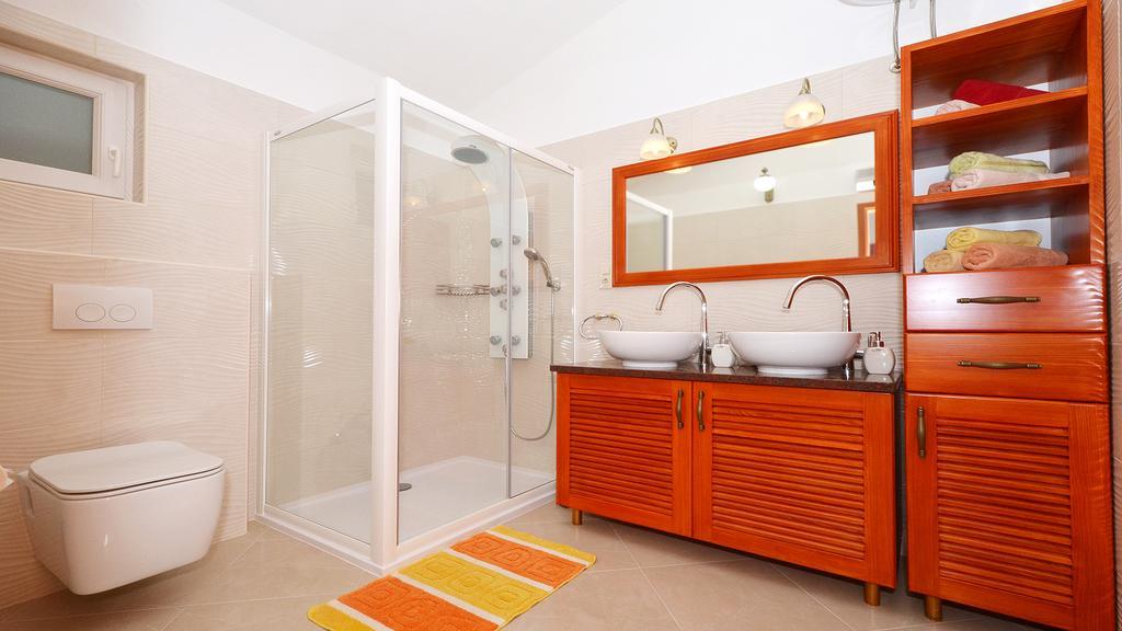 Gem Of The Sea Luxury Beach Apartment With Brand New Heating Infinity Pool トロギール エクステリア 写真
