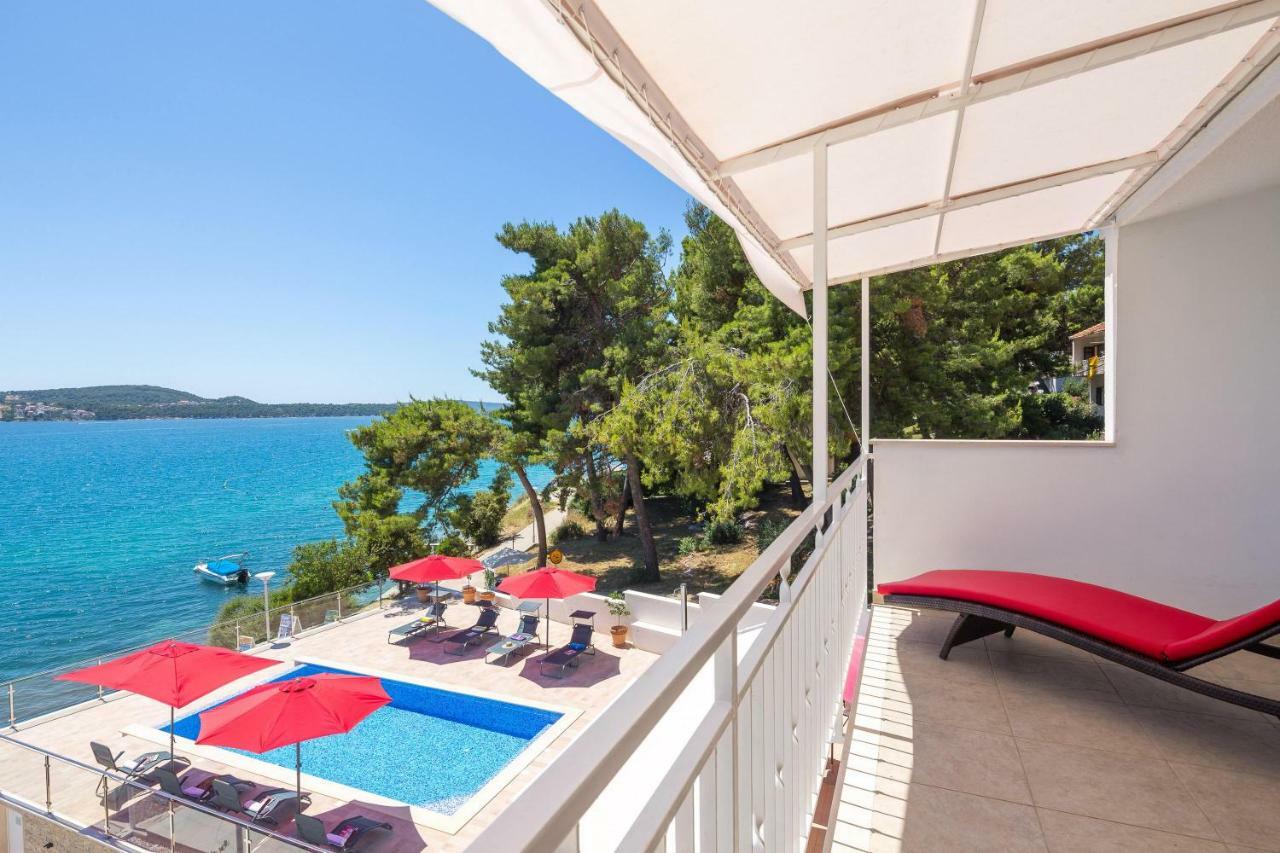 Gem Of The Sea Luxury Beach Apartment With Brand New Heating Infinity Pool トロギール エクステリア 写真