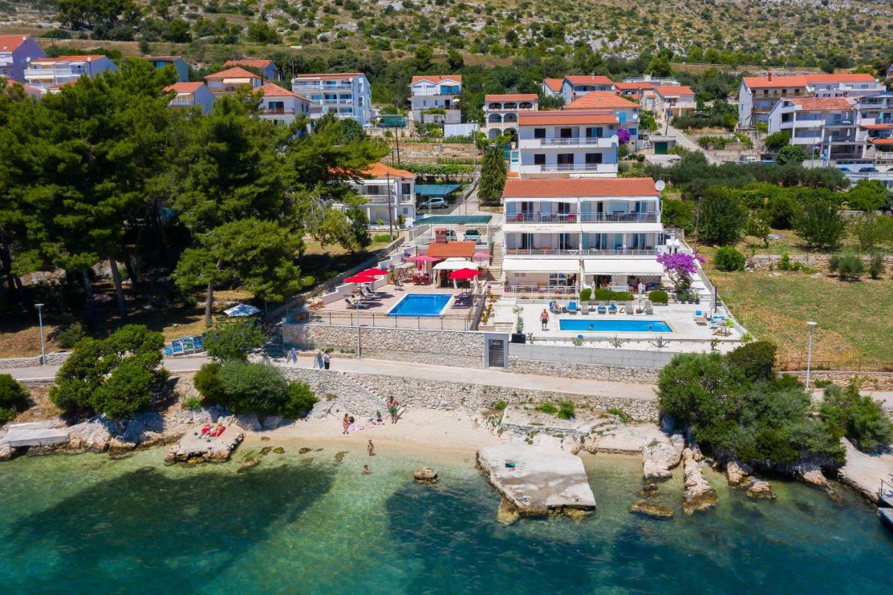 Gem Of The Sea Luxury Beach Apartment With Brand New Heating Infinity Pool トロギール エクステリア 写真