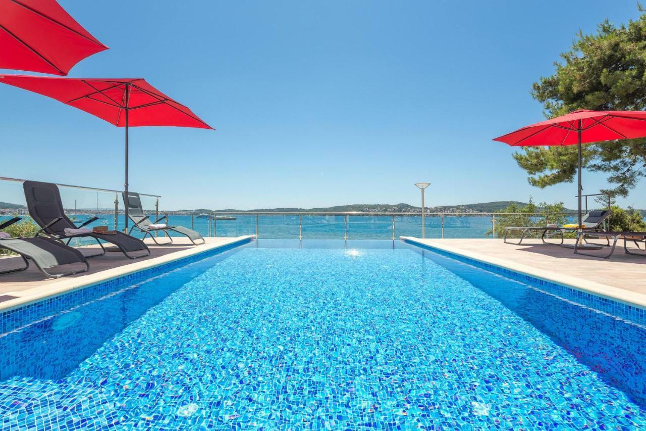 Gem Of The Sea Luxury Beach Apartment With Brand New Heating Infinity Pool トロギール エクステリア 写真