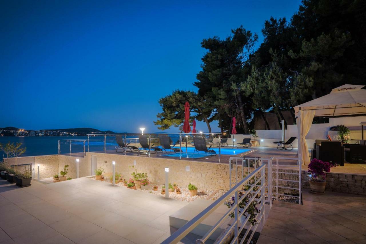 Gem Of The Sea Luxury Beach Apartment With Brand New Heating Infinity Pool トロギール エクステリア 写真