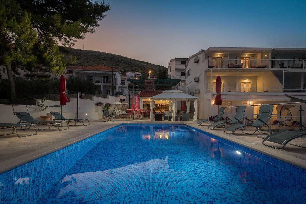 Gem Of The Sea Luxury Beach Apartment With Brand New Heating Infinity Pool トロギール エクステリア 写真