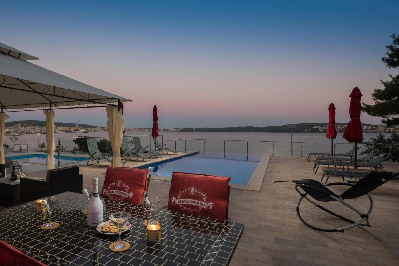 Gem Of The Sea Luxury Beach Apartment With Brand New Heating Infinity Pool トロギール エクステリア 写真