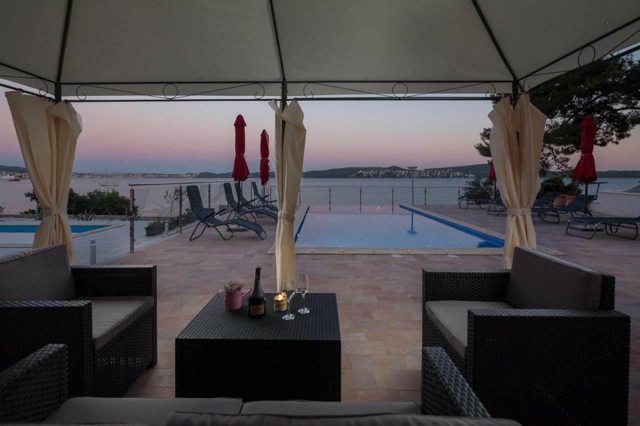 Gem Of The Sea Luxury Beach Apartment With Brand New Heating Infinity Pool トロギール エクステリア 写真