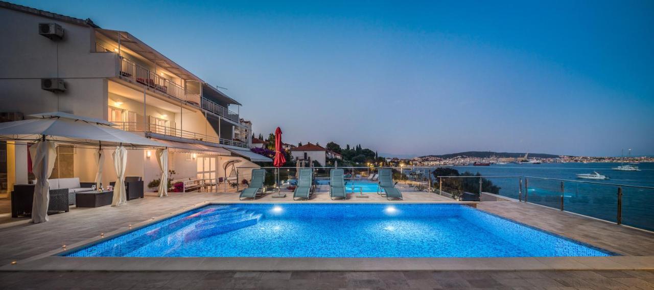 Gem Of The Sea Luxury Beach Apartment With Brand New Heating Infinity Pool トロギール エクステリア 写真